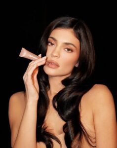  Kylie Jenner: A Glamorous Journey 